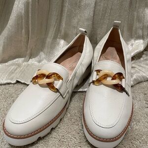 Vionic Cynthia Elegant Cream Loafers with Chain Detail